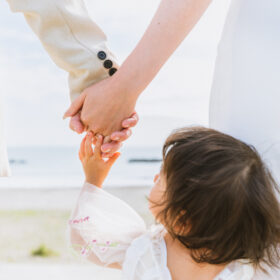 大人の手を子供が触れる